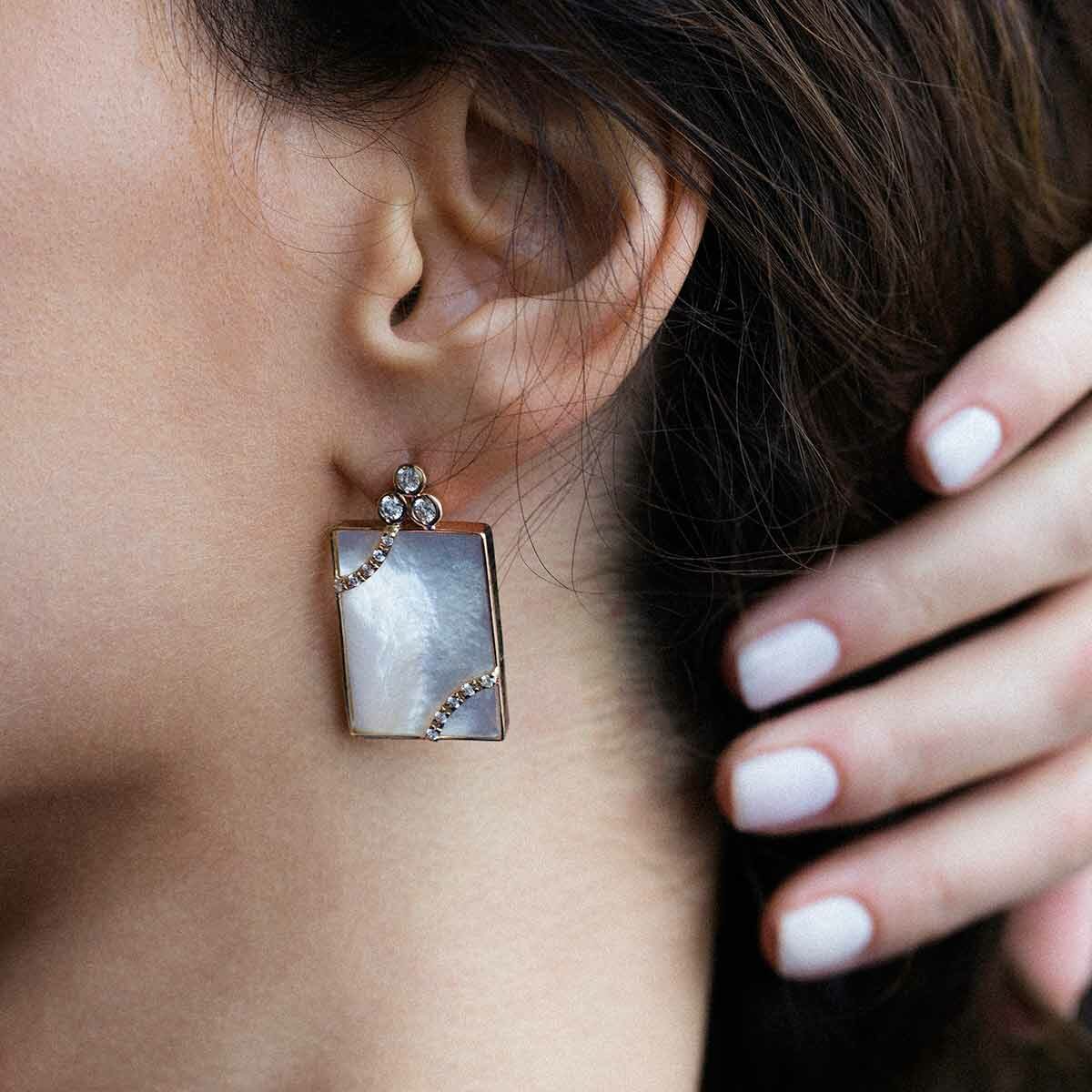 گوشواره طلا صدف مستطیلی نگین دار پرسته